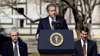 Usai insiden Columbia, presiden George W. Bush memutuskan menghentikan program pesawat ulang alik dan membuat sistem penerbangan baru. Pesawat ulang alik Atlantis terbang untuk misi terakhir pada Juli 2011. Foto: Getty Images