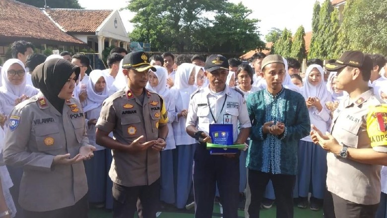 Polres Tangsel Beri Penghargaan Satpam Slamet Atur Motor Sesuai Warna Polres Tangsel Beri Penghargaan Satpam Slamet Atur Motor Sesuai Warna