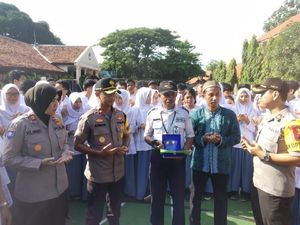 Polres Tangsel Beri Penghargaan Satpam Slamet Atur Motor Sesuai Warna
