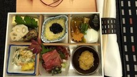 Punya lebih dari 18.000 followers, airplanefoodselfie rutin mengunggah foto-foto makanan pesawat kiriman netizen. Ada makanan dari kelas ekonomi, bisnis, hingga first class. Foto: airplanefoodselfie