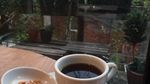 Begini Cara Rocky Gerung Nikmati Secangkir Kopi dan Pemandangan Asri