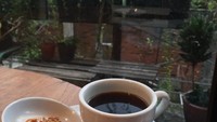 Coba tebak, apa menu pendamping ngopi sorenya kali ini? Pisang goreng sambel teri. Sore yg manusiawi, tulis pria yang pernah belajar di Filsafat UI itu. Foto: Twitter Rocky Gerung