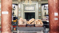 Jika berkunjung ke ibu kota Portugal, Lisbon. Ada kafe Pastelaria-Padaria Sao Roque, yang beridir di bangunan megah, dengan pilar tinggi dan hiasan klasik. Siap membawa pengunjungnya kembali masa lalu. Kafe ini juga terkenal dengan aneka roti dan secangkir espresso yang ikonik. Foto: Instagram