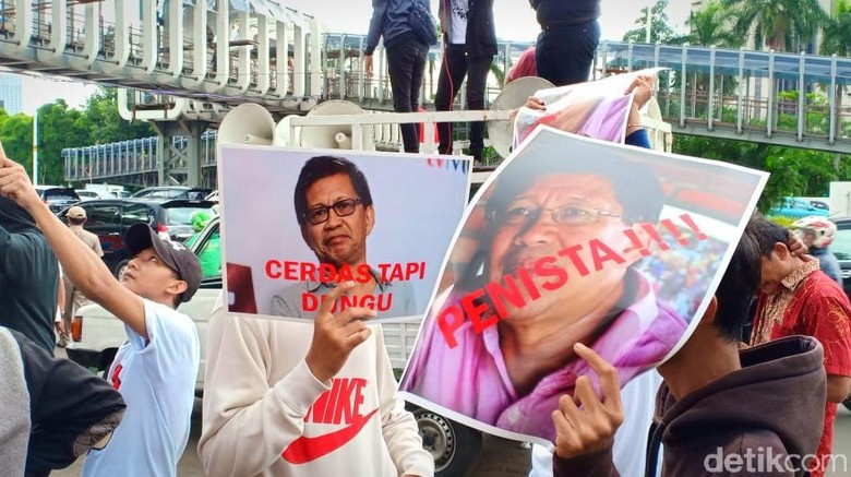 Massa Berposter Cerdas tapi Dungu Beraksi Jelang Pemeriksaan Rocky Gerung Massa Berposter Cerdas tapi Dungu Beraksi Jelang Pemeriksaan Rocky Gerung