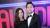 Pasangan tersebut terlihat serasi dengan setelan jas dan dress hitam. Pool/Palevi S/detikFoto.