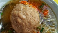 Diunggah oleh @jenyfer_14. Semangkuk bakso IA ini dipadu dengan sambal merah yang pedas. Bakso ini berjualan di samping SMA 2 Majalengka. Jauh ya. Foto: Instagram@henyfer_14.