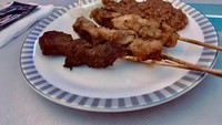 Perjalanan penumpang kelas bisnis Singapore Airlines menuju Shanghai ditemani oleh beragam lauk khas Asia. Salah satunya sate daging dan ayam dengan sambal kacang. Foto: airplanefoodselfie