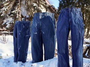 Musim Salju Ekstrem, Celana Jeans Beku Jadi Hiburan