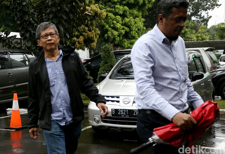 Rocky Gerung: Uang Buat Beli Susu Bayi Dialihkan untuk Beli Aspal Bikin Tol Rocky Gerung: Uang Buat Beli Susu Bayi Dialihkan untuk Beli Aspal Bikin Tol