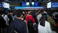 Tahun baru Imlek yang jatuh pada 5 Februari mendatang membuat sejumlah orang mulai memenuhi stasiun kereta untuk pulang ke kampung halaman. Stringer via Reuters.