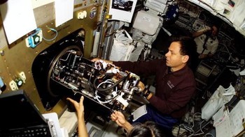 Astronot Ilan Ramon memperbaiki fasiitas di Spacehab Double Module di Columbia. Foto: Getty Images