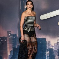 Di pekan mode, model memakai dalaman berwarna biru di balik roknya. Namun Dua Lipa memilih untuk memamerkan underwear hitam yang dihiasi aksen sequin. Foto: Dok. Getty Images