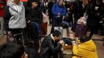 Potret Penuh Sesak Stasiun Kereta di China Jelang Imlek