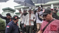 Buni Yani melaksanakan salat Jumat di Masjid Al Barakah yang terletak di Tebet, Jakarta Selatan.