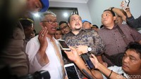Ke Gunung Sindur, kata Buni Yani. Dia lalu dibawa masuk ke mobil tahanan.
