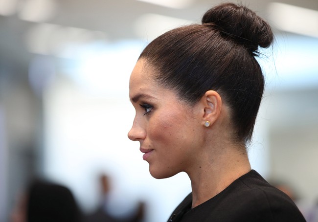 Tidak ketinggalan, anting berlian simpel Midi Knockout rancangan Dean Davidson turut menyempurnakan gaya perempuan 37 tahun ini. Foto: Dok. Getty Images