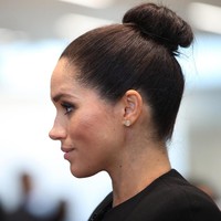 Tidak ketinggalan, anting berlian simpel Midi Knockout rancangan Dean Davidson turut menyempurnakan gaya perempuan 37 tahun ini. Foto: Dok. Getty Images