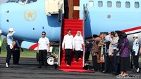Jokowi melakukan kunjungan menggunakan pesawat kepresidenan.
