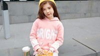Eits! Lauren kelihatan cantik banget nih pakai sweater pink dan bawa syal. Tak ketinggalan secangkir minuman hangat di sebelahnya. Foto: Instagram laurenhannalunde