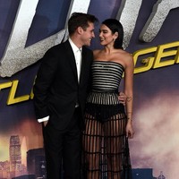 Kehadiran Dua Lipa ditemani sang kekasih, Isaac Carew yang tampil formil dengan setelan jas hitam. Foto: Dok. Getty Images