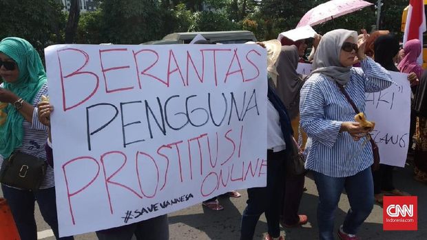 orum Emak-emak Jawa Timur, menggelar aksi simpatik, menuntut kepolisian untuk melindungi kaum perempuan dari kejahatan eksploitasi prostitusi online yang kini menjerat artis Vanessa Angel di depan Mapolda Jatim, Jumat (1/2)