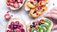 Kali ini roti diberi topping irisan buah peach, kiwi, chery dan strawberry. Tambahannya ia menggunakan almond dan buah delima. Foto: instagram @_delighted