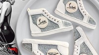 Sneaker warna putih milik Christian Louboutin ini aman dikonsumsi, lho. Sebab terbuat dari cookies. Hihi Foto: Instagram inspiredtotaste