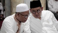 Fadli Zon tampak mendampingi Buni Yani saat melakukan salat Jumat di Tebet.