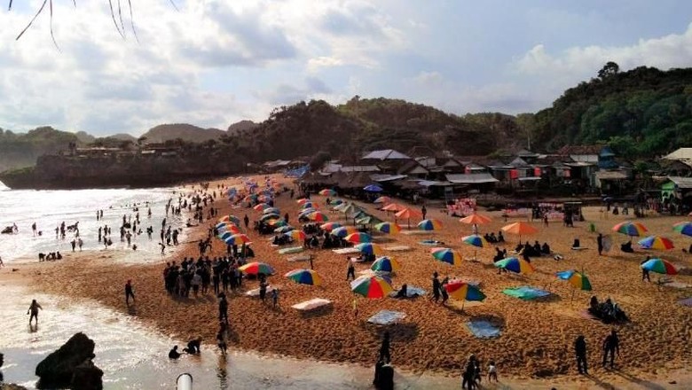 Pantai yang cantik di Gunungkidul (Melati Raya Sihotang/dTraveler) Pantai yang cantik di Gunungkidul (Melati Raya Sihotang/dTraveler)