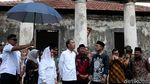 Gaya Kompak Jokowi-Iriana Saat Tinjau Benteng Pendem