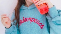 Selain menekuni profesi model, Lauren juga jadi salah satu bintang acara televisi di Korea. Ini gaya cute-nya saat menenggak minuman. Foto: Instagram laurenhannalunde