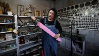 Benda aneh lain yang diciptakan oleh Geng adalah sebuah penggosok tubuh yang ditambahkan kantung untuk menaruh sabun dan sampo.
