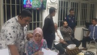 Buni Yani tiba di Lapas Gunung Sindur, Jumat (1/2/2019), sekitar pukul 21.25 WIB. Eksekusi dikawal langsung Kasipidum Kejari Depok, Priatmaji Dutaning Prawiro. (ist/Kejari Depok).