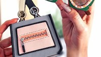 Ini dia handbag milik Fandi yang ia buat dari icing sugar di atas sebuah cookies. Ukurannya yang kecil terlihat sangat menggemaskan, ya. Foto: Instagram inspiredtotaste