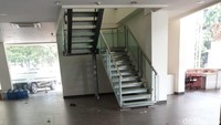 Hanya ada dua petugas security yang berjaga di pos satpam. Sementara untuk aktivitas penjualan maupun layanan purnajual, sudah tidak ada sama sekali. Foto: Luthfi Anshori/detikOto