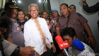 Didampingi pengacaranya, Aldwin Rahadian, Buni Yani sempat berbicara kepada wartawan.