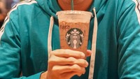 Tak hanya fast food, ia juga suka minum kopi loh. Foto: Instagram@marcoivanos12