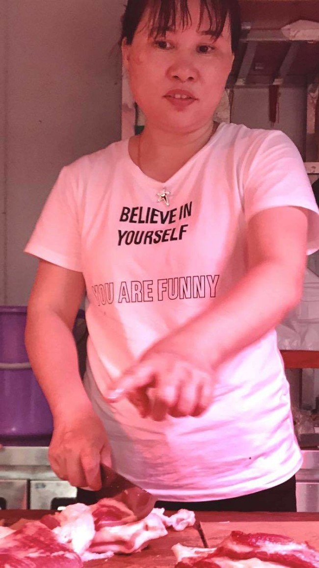 Tidak typo atau salah secara bahasa namun slogan di kaus penjual daging ini memang lucu. Percaya kepada diri sendiri bahwa kamu lucu mungkin bisa jadi semangat untuk para pembeli. Foto: Instagram @nowhybecausechina