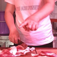 Tidak typo atau salah secara bahasa namun slogan di kaus penjual daging ini memang lucu. Percaya kepada diri sendiri bahwa kamu lucu mungkin bisa jadi semangat untuk para pembeli. Foto: Instagram @nowhybecausechina