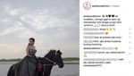 Bella Luna Pajang Foto Naik Kuda, Netizen: Besok Aku Prewed Pake Onta