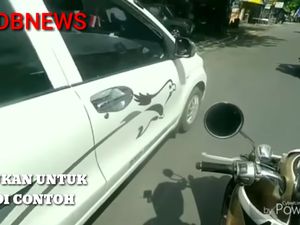 Jangan Ditiru! Bocah Bali Ini Suka Patahkan Spion Mobil Saat Naik Motor