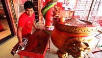 Meja untuk meletakkan dupa juga sudah disiapkan.