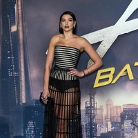 Semua mata tertuju pada Dua Lipa ketika pelantun Be The One itu hadir di karpet merah. Foto: Dok. Getty Images