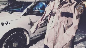 Seragam polisi tegak berdiri. Foto: boredpanda