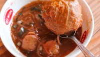 Ngacung siapa yang suka racik bakso pakai saus? Sambal dan saus yang dicampur ke dalam kuah bakso bisa hasilkan tampilan yang seperti ini. Foto: Instagram@baksojemblong