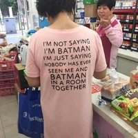Aku tidak bilang aku adalah Batman, aku hanya bilang tidak ada yang pernah melihatku dan Batman dalam satu ruangan bersama cukup lucu saat dipakai oleh seorang nenek. Foto: Instagram @nowhybecausechina