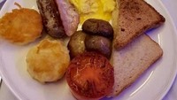 Full English Breakfast jadi sajian di British Airways untuk penumpang first class. Nampak potongan roti panggang, bacon, dan sosisnya yang menggoda. Foto: airplanefoodselfie