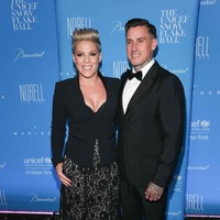 Pink melamar Carey Hart pada 2005. Kala itu di kejuaraan motocross, pelantun lagu ‘Just Give Me A Reason’ ini menulis di sebuah papan, ‘Maukah kamu menikah denganku?’ Lamaran Pink tidak langsung dijawab dan Carey terus saja menyetir. Setelah Pink menyatakan kalau dirinya serius, barulah Carey putar arah mobil dan menerima lamarannya. Keduanya menikah pada 2006 dan rumah tangga mereka masih langgeng hingga sekarang. Foto: Rob Kim/Getty Images