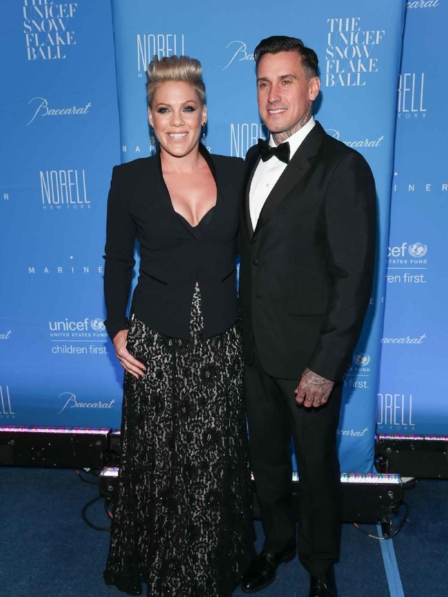 Pink melamar Carey Hart pada 2005. Kala itu di kejuaraan motocross, pelantun lagu ‘Just Give Me A Reason’ ini menulis di sebuah papan, ‘Maukah kamu menikah denganku?’ Lamaran Pink tidak langsung dijawab dan Carey terus saja menyetir. Setelah Pink menyatakan kalau dirinya serius, barulah Carey putar arah mobil dan menerima lamarannya. Keduanya menikah pada 2006 dan rumah tangga mereka masih langgeng hingga sekarang. Foto: Rob Kim/Getty Images