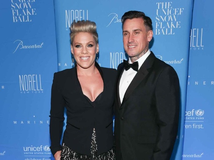 NEW YORK, NY - DECEMBER 01:  Pink (L) and husband Carey Hart attends 2015 UNICEF Snowflake Ball at Cipriani Wall Street on December 1, 2015 in New York City.  (Photo by Rob Kim/Getty Images)